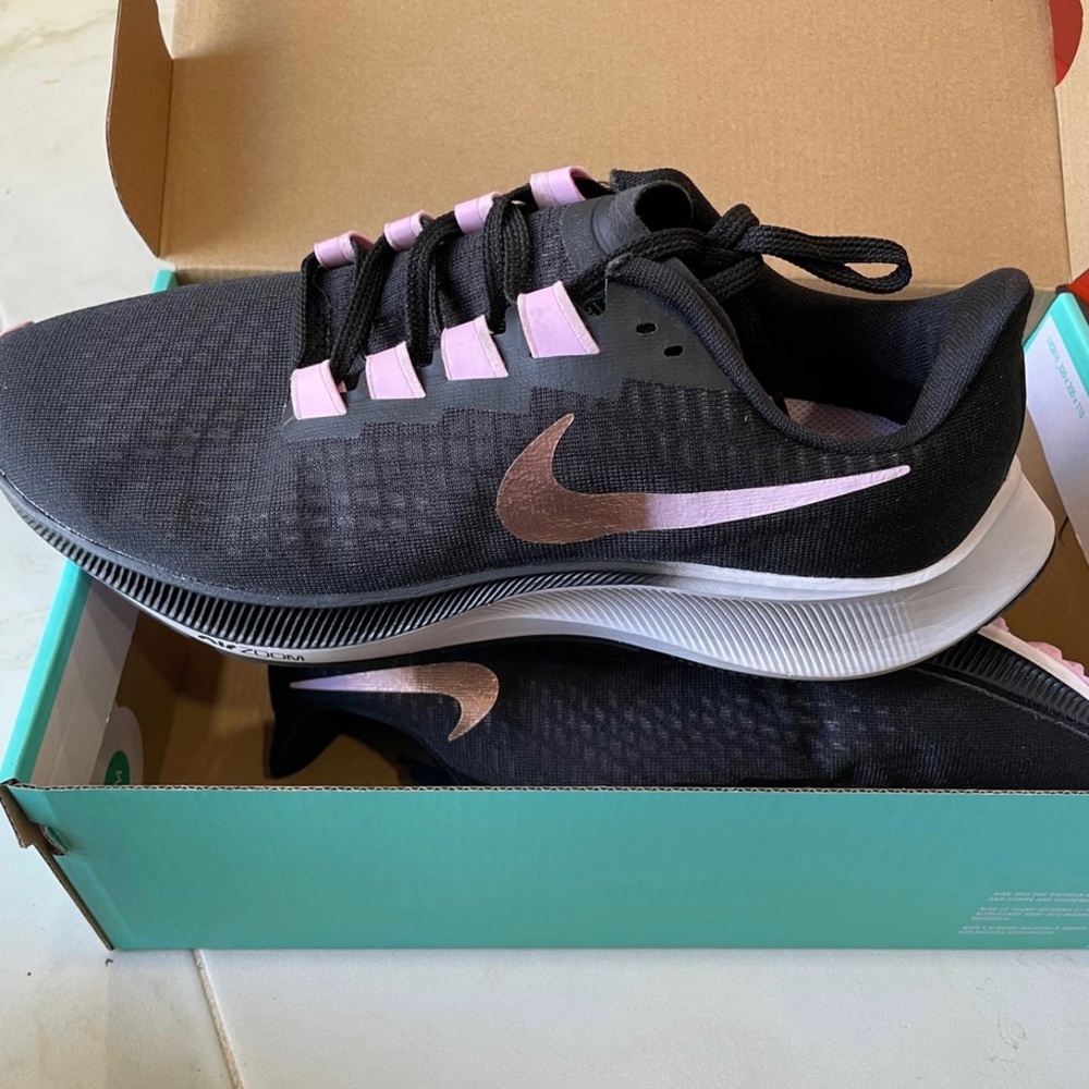 Nike shoes women size 10